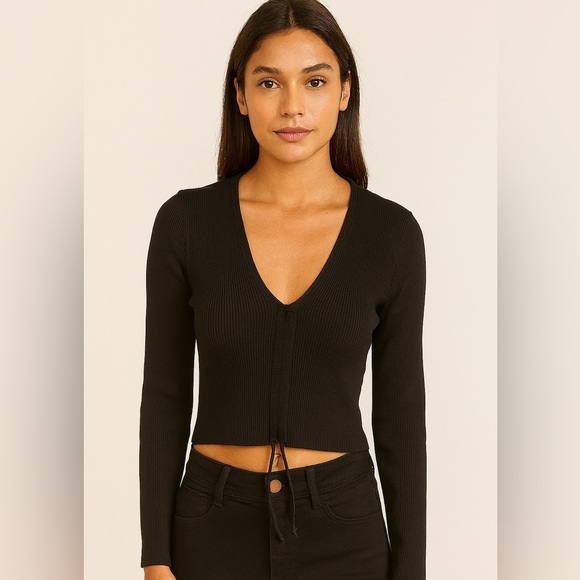 Urban Outfitters Tops - EUC Black Urban Outfitters V-Neck Ribbed Women's LS Top Size Medium (E3